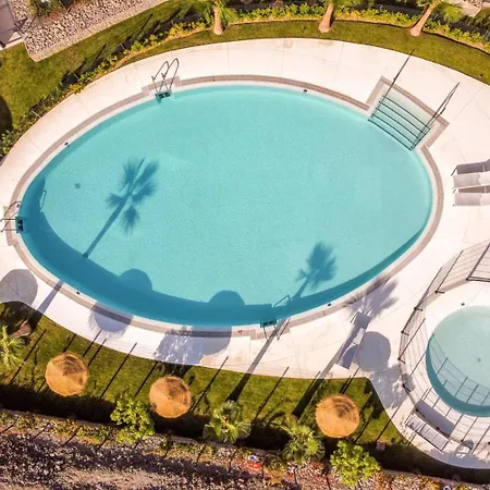 Vivi Homes - Cameron Pool, Patio, Garden & Apartment